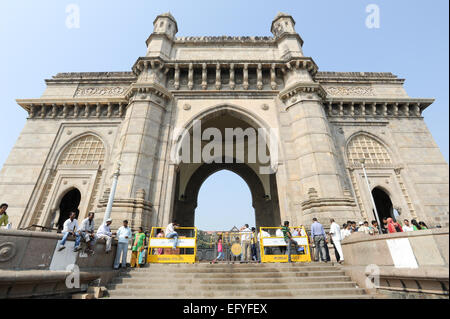 Mumbai, Indien - 5. Januar 2015: Menschen wandern und ausruhen vor Gateway of India in Mumbai, Indien Stockfoto