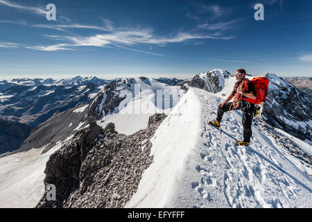 Bergsteiger auf dem Gipfelgrat des Tuckettspitze am Stilfser Joch, hinter dem Monte Cristallo, Hohe Schneide, Trafoiertal Stockfoto