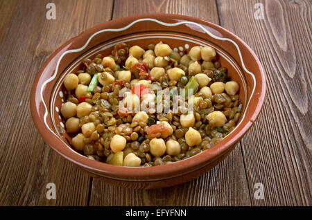 Hausgemachte Ost-West-Linseneintopf - mexikanische und indische Geschmacksrichtungen Essen Stockfoto