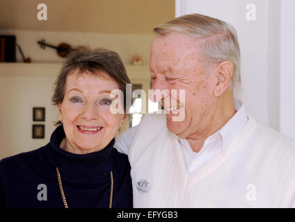 Rentner Ehepaar, männlich und weiblich in den 80er Jahren noch in der Liebe suchen, glücklich und lächelnd Stockfoto