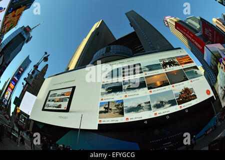 Ein Block lange Plakatwand am Broadway zwischen West 45th & 46. Straße in der Times Square Gegend von MIdtown Manhattan, NYC Stockfoto