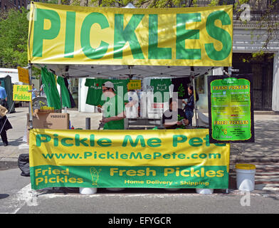 Einem Stand Verkauf von Gurken und Gebratene Gurken auf einem Straßenfest auf der 4th Avenue im Greenwich Village in New York City. Stockfoto