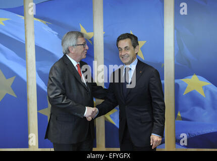 Brüssel, Belgien. 12. Februar 2015. Europäischen Kommission Präsident Jean-Claude Juncker (L) trifft sich mit ehemaligen französischen Präsidenten Nicolas Sarkozy im EU-Hauptquartier in Brussles, Belgien, 12. Februar 2015. Bildnachweis: Ye Pingfan/Xinhua/Alamy Live-Nachrichten Stockfoto