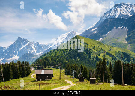 Fußweg auf Berghütten im Bellevue über Chamonix-Tal, Frankreich, Europa Stockfoto