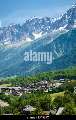 Les Houches Ski Resort-Dorf mit den Aiguilles de Chamonix Bereich hinter Tal von Chamonix, Frankreich, Europa Stockfoto