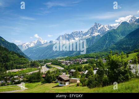 Berge, Frankreich - Les Houches Dorf im Chamonix-Tal mit dem Aiguilles de Chamonix-Gebirge dahinter, in der Nähe von Chamonix, Französische alpen, Europa Stockfoto
