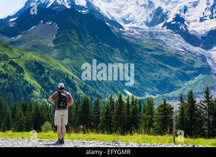 Wanderer zu Fuß und mit Blick auf den unteren Hängen des Mont Blanc und den Glacier de Bionnassay, Chamonix, Alpen, Frankreich, Europa im Sommer Stockfoto