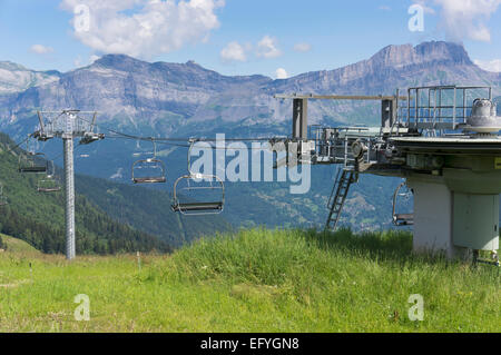 Skilift oder Sessellift mit Blick auf Servoz-Dorf im Tal von Chamonix, Französische Alpen, Frankreich, im Sommer Stockfoto