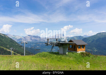 Skilift oder Sessellift mit Blick auf das Tal von Chamonix, Französische Alpen, Frankreich, im Sommer Stockfoto