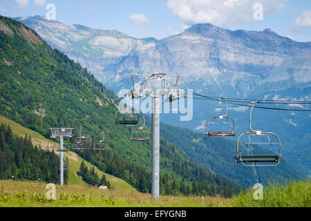 Skilift oder Sessellift mit Blick auf das Tal von Chamonix aus Bellevue, Französische Alpen, Frankreich Stockfoto