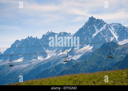 Sesselbahn mit Aiguille du Midi Bergkette hinter, Chamonix, Alpen, Frankreich, Europa im Sommer Stockfoto