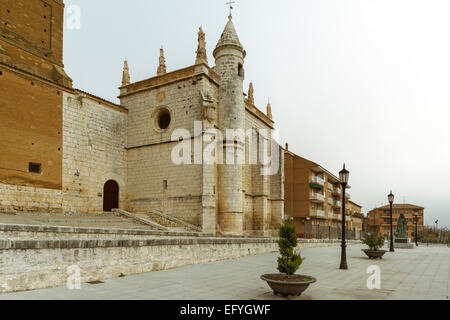 Denkmal-Statue zu Königin Juana I von Tordesillas, Valladolid, Kastilien-León, Kastilien, Spanien. Stockfoto