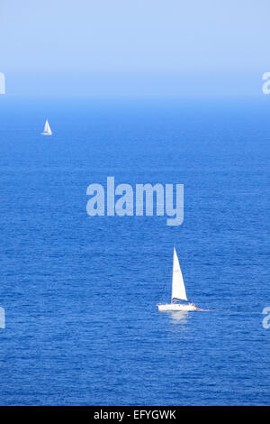 Zwei Segelboote Kreuzfahrten am Mittelmeer in der Nähe von Banyuls-Sur-Mer, Frankreich Stockfoto