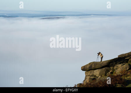 Ein Fotograf fängt eine Temperaturinversion aus Higger Tor im Peak District. Stockfoto