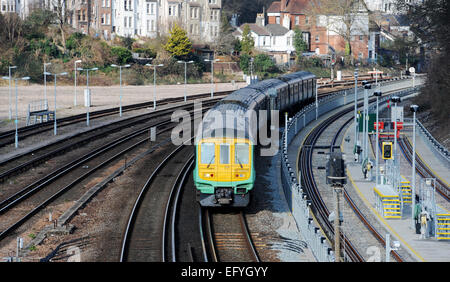 Southern Rail trainieren sich nähernden Bahnhof von Brighton UK auf die von London nach Brighton Pendler Linie Stockfoto