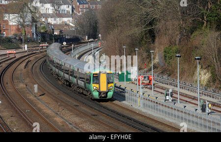 Southern Rail trainieren sich nähernden Bahnhof von Brighton UK auf die von London nach Brighton Pendler Linie Stockfoto