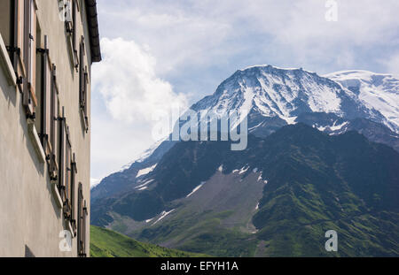 Aiguille du Gouter am Mont Blanc Berggipfel und das Hotel Bellevue, über dem Tal von Chamonix, Haute-Savoie, Frankreich, Europa Stockfoto