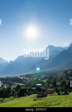 Les Houches Dorf im Tal von Chamonix mit den Aiguilles de Chamonix Bereich hinter sich, in der Nähe von Chamonix, Frankreich, Europa Stockfoto