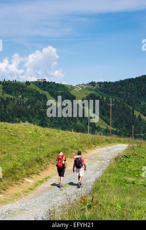 Wanderer zu Fuß auf den Weg über das Tal von Chamonix und laufen Sie in Richtung Prarion, Französische Alpen, Frankreich, Europa Stockfoto