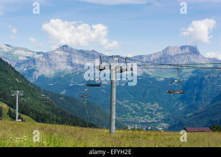 Skilift mit Rocher des Fiz-Bergkette und Servoz hinter in der Nähe von Chamonix in den französischen Alpen, Frankreich im Sommer Stockfoto