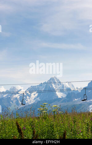 Skilift über das Tal von Chamonix im Sommer, Frankreich, Europa Stockfoto