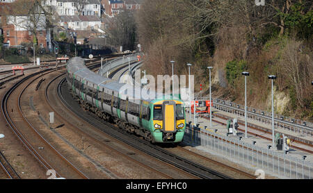 Southern Rail trainieren sich nähernden Bahnhof von Brighton UK auf die von London nach Brighton Pendler Linie Stockfoto