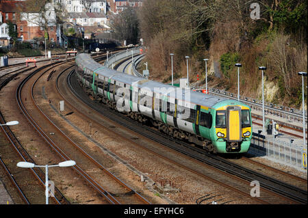 Southern Rail trainieren sich nähernden Bahnhof von Brighton UK auf die von London nach Brighton Pendler Linie Stockfoto