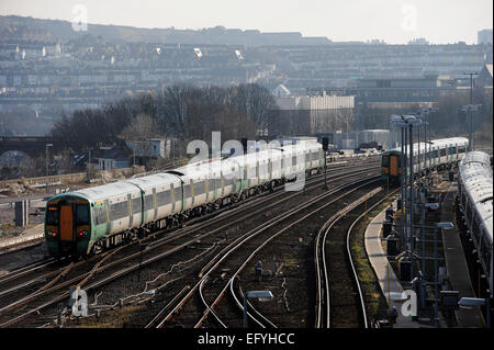 Southern Rail trainieren sich nähernden Bahnhof von Brighton UK auf die von London nach Brighton Linie Stockfoto