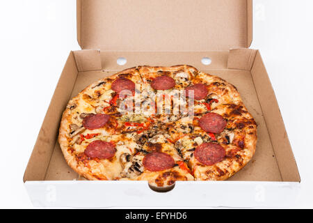 Italienische Pizza mit Käse Salami Wurst in offenen schlicht weißen Karton Stockfoto