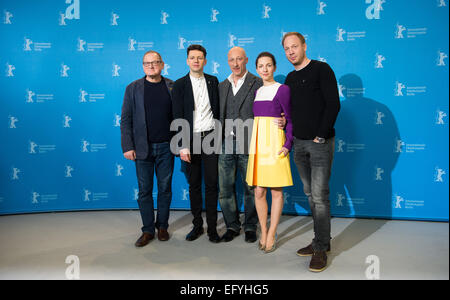 Berlin, Deutschland. 12. Februar 2015. Schauspieler Burghart Klaußner (l-R) und Christian Friedel, Regisseur Oliver Hirschbiegel und Schauspielern Katharina Schuettler Und Johann von Buelow stellen bei einem Fototermin für den Film 13 Minuten (Elser) während der 65. jährlichen Filmfestspiele Berlin, in Berlin, Deutschland, 12. Februar 2015. Der Film wird im offiziellen Wettbewerb der Berlinale präsentiert die vom 05 bis 15. Februar 2015 läuft. Foto: LUKAS SCHULZE/Dpa/Alamy Live News Stockfoto