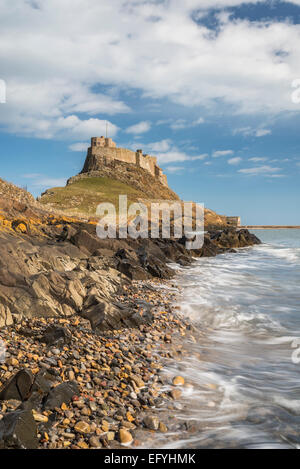 Lindisfarne (Holy Island) Schloss an der Küste von Northumberland. Die Burg liegt auf einem vulkanischen Hügel, bekannt als Beblowe Craig, war bu Stockfoto