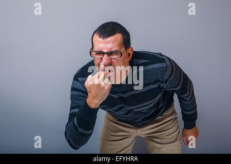 Männchen der Europäischen Erscheinungsbild Brunet legte seine Finger in den Mund Stockfoto