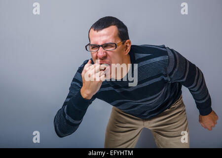 der Mann der Europäischen Erscheinungsbild Brunet in einen Pullover legte seine Fi Stockfoto