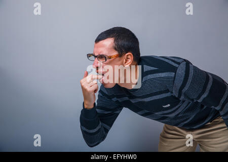 Europäisch anmutende Mann von etwa dreißig Brunet verursacht Erbrechen fin Stockfoto