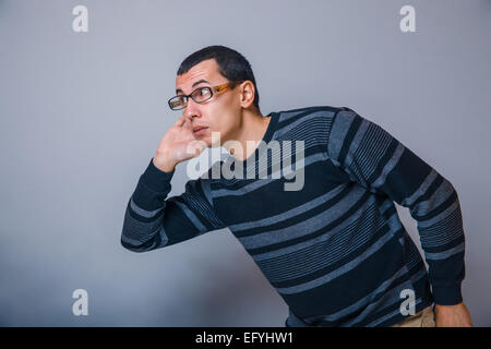 Europäisch anmutende Mann von etwa dreißig Brunet legte seine Hand auf seine Stockfoto