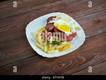 Chorrillana - chilenische Gericht, bestehend aus einem Teller mit Pommes frites, garniert mit Rindfleisch in Scheiben in Streifen schneiden, Eiern, gebratenen Zwiebeln und oc Stockfoto