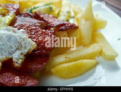 Chorrillana - chilenische Gericht, bestehend aus einem Teller mit Pommes frites, garniert mit Rindfleisch in Scheiben in Streifen schneiden, Eiern, gebratenen Zwiebeln und oc Stockfoto