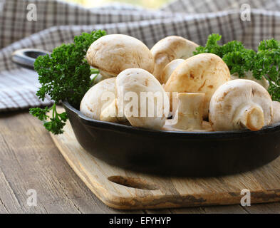 frische rohe Champignons Champignons mit Kräuter Petersilie Stockfoto