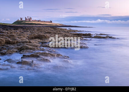 Dunstanburgh Castle aus "Turner Ansicht" an der Northumbrian Küste nahe dem Dorf Craster, Northumberland, England Stockfoto