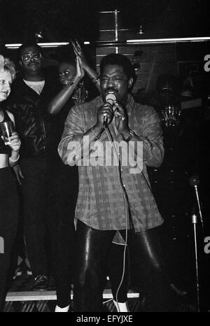 Soul-Sänger Edwin Starr bei einem öffentlichen Auftritt in einem South London Nachtclub in der Mitte der 80er Jahre Stockfoto