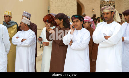 Omanische Männer zusehen einen Stammes-Tanz während des jährlichen Muscat Festival in das Sultanat Oman. Stockfoto