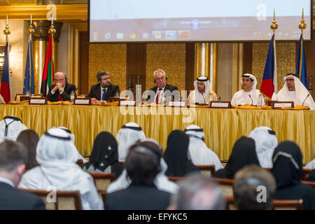 Abu Dhabi, Vereinigte Arabische Emirate. 12. Februar 2015. Tschechischer Präsident Milos Zeman (Mitte) besucht Wirtschaftsforum in Abu Dhabi, Vereinigte Arabische Emirate, 12. Februar 2015. © David Tanecek/CTK Foto/Alamy Live-Nachrichten Stockfoto