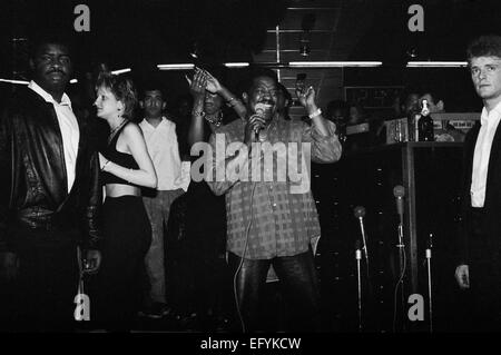 Soul-Sänger Edwin Starr bei einem öffentlichen Auftritt in einem South London Nachtclub in der Mitte der 80er Jahre Stockfoto