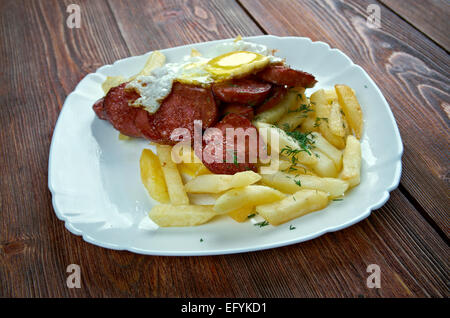 Chorrillana - chilenische Gericht, bestehend aus einem Teller mit Pommes frites, garniert mit Rindfleisch in Scheiben in Streifen schneiden, Eiern, gebratenen Zwiebeln und oc Stockfoto