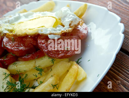 Chorrillana - chilenische Gericht, bestehend aus einem Teller mit Pommes frites, garniert mit Rindfleisch in Scheiben in Streifen schneiden, Eiern, gebratenen Zwiebeln und oc Stockfoto