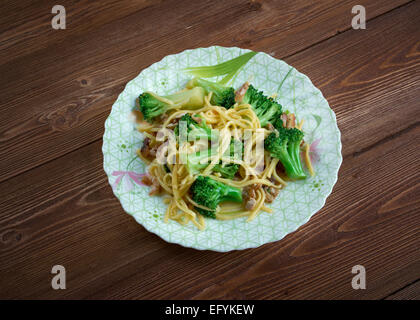 Knackigen Broccoli-Salat mit Nudeln, Huhn Stockfoto