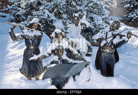 Frischer Schnee schmückt eine schöne Bronze-Skulptur von jungen Sängern und älteren Musikern im Freien im Beaver Creek Resort in Colorado, USA. Stockfoto