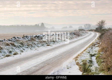 Verschneite Landstraße in ländlichen Aberdeenshire Stockfoto