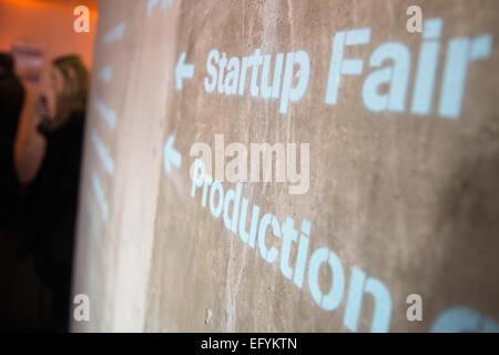 Berlin, Deutschland. 12. Februar 2015. Das Logo der Veranstaltung zeigt die Richtung zum "Startup Europa Gipfel", eine Konferenz für europäische Startups in Berlin, Deutschland, 12. Februar 2015. Foto: Maurizio Gambarini/Dpa/Alamy Live News Stockfoto