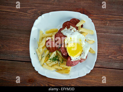 Chorrillana - chilenische Gericht, bestehend aus einem Teller mit Pommes frites, garniert mit Rindfleisch in Scheiben in Streifen schneiden, Eiern, gebratenen Zwiebeln und oc Stockfoto